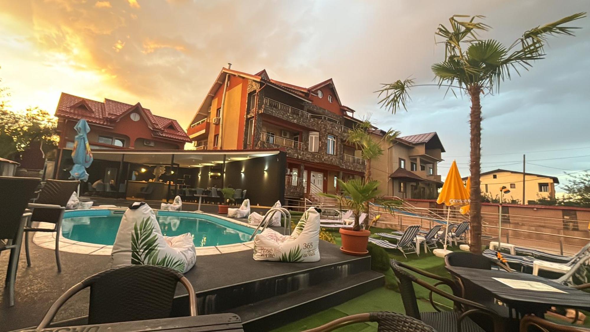 Hypnotic Villa Питещ Екстериор снимка